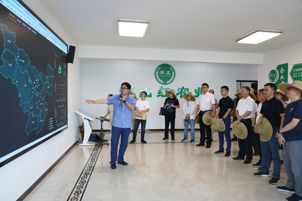 參觀國家級“三區四情”耕地質量監測點、監測信息化平台