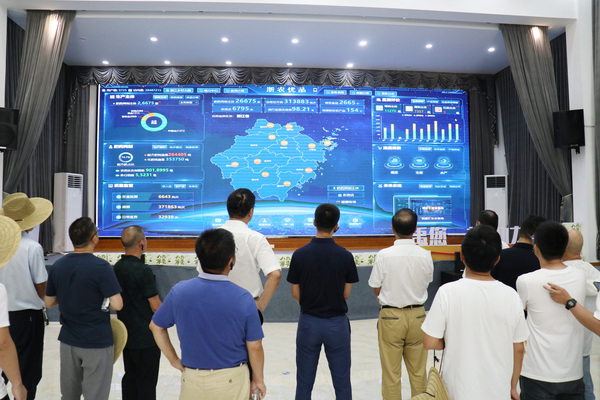 參觀高標準農田、耕肥數字化應用場景、浙江鄉村大腦、“浙農優品”多跨應用場景