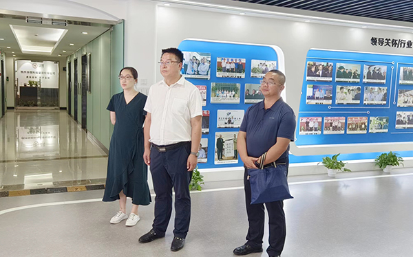 酒泉肅州區政府黨組成員、副區長範誌俊參觀成人看片网站展廳‍