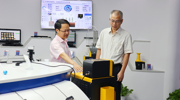 杭州市總工會黨組書記、常務副主席鄭榮新參觀成人看片网站數字展廳