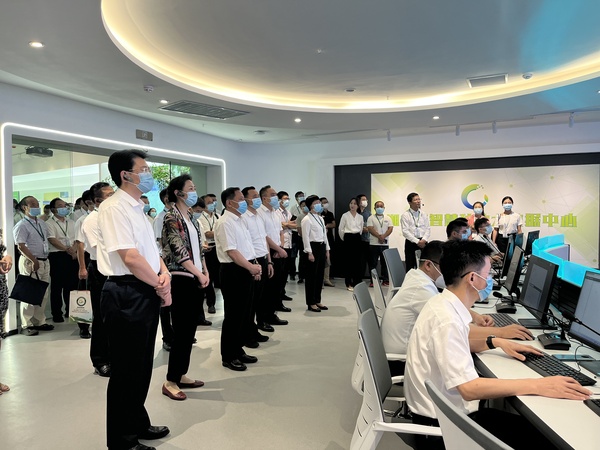 與會專家領導參觀成人看片网站支撐構建的智慧種業服務平台