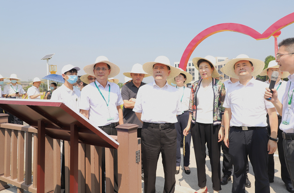 與會專家領導參觀成人看片网站支撐構建的智慧種業服務平台